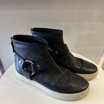 FRYE BLACK BOOTS WITH METAL RIGS